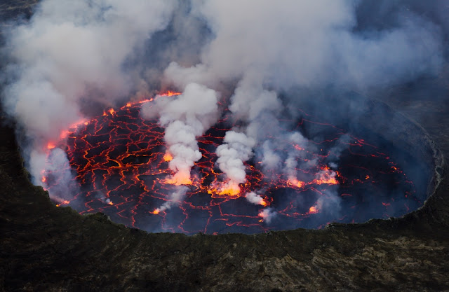 Danau lava yang mengandung lava cair di bawah permukaan pelat hitam