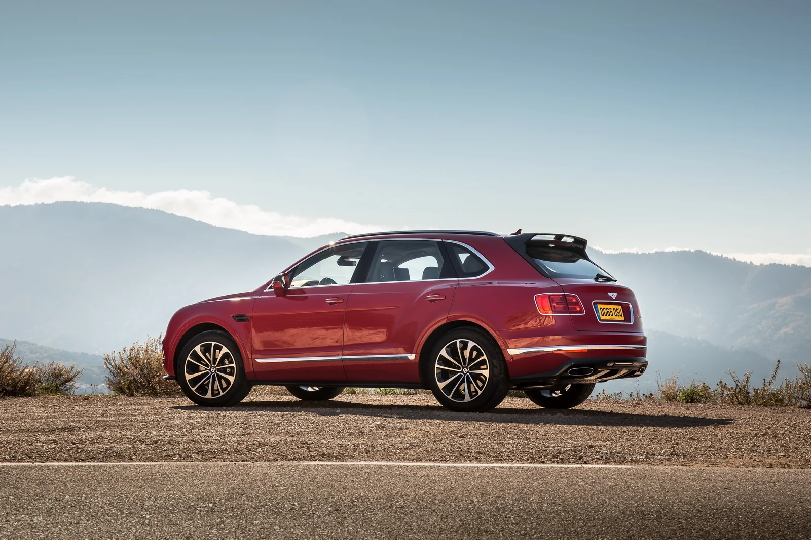 Bentley Bentayga 2016 cháy hàng, làm không kịp để bán