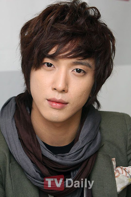 Jung Yong Hwa (CNBlue) đẹp trai và lịch lãm