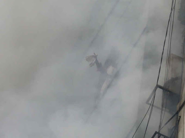1 Tewas dan Puluhan Terluka Akibat Kebakaran Besar di RF Tower Banani Dhaka