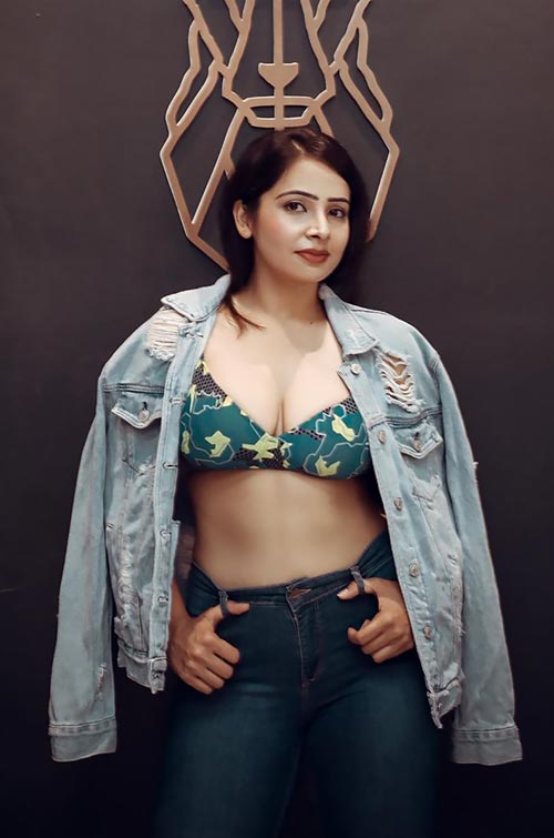 Surabhi Tiwari cleavage hot curvy indian actress