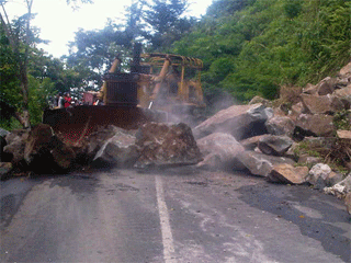 AWAS....! Jalur Lumajang-Malang Rawan