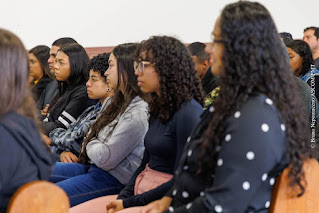 Jovens do Novo Promaj Rotativo e Gestão Pública e da comunidade prestigiam a Feira de Carreiras, na Casa do Trabalhador