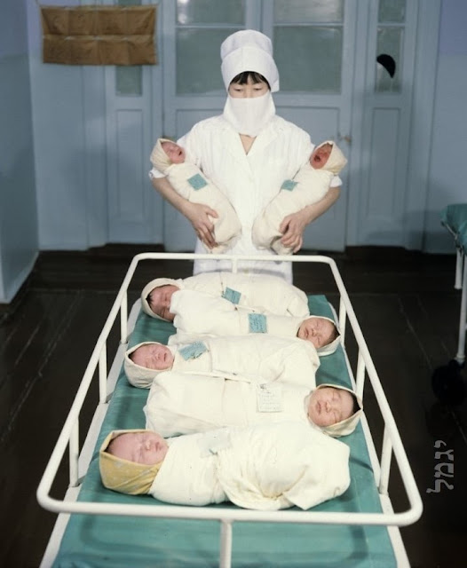 Enfermera con bebe. Casa de maternidad en Yakutsk.  Republica de Sajá, URSS.1 de enero de 1981. Los bebés están envuelto de forma tradicional, así permanecerán sus primeras semanas incluso meses.