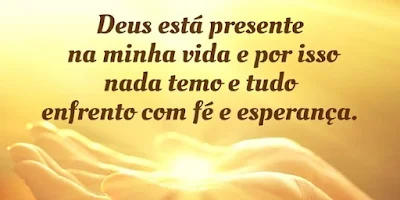 imagem de uma mão com a frase: Deus está presente na minha vida e por isso nada temo e tudo enfrento com fé e esperança