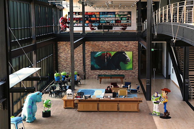 Otra imagen de una de las sala del Steve Jobs Building, edificio principal de Pixar Animation Studios.