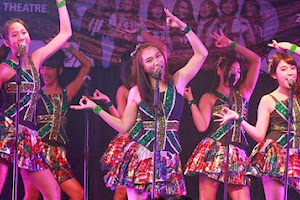 JKT48 menghibur ratusan konsumen produk SHARP