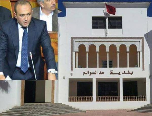 بالفيديو ...« الحـواص ».. كيبوسو ليه يديه وكيقول: أنا ملك السوالم