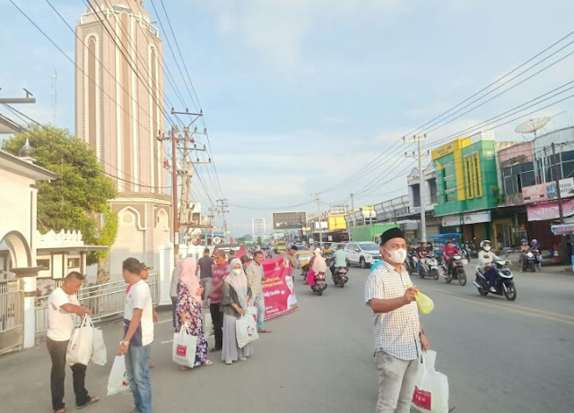 Fadhlullah,SE Bagikan 1000 Paket Takjil di Beureunuen