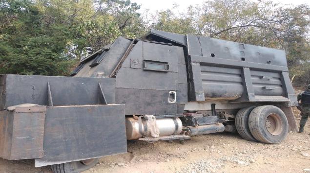 FOTOS; Duro golpe al CJNG no les hicieron frente Militares llegan con todo y les tumban camión Monstruo en Michoacán con el que se enfrentaban a La Nueva Familia Michoacana