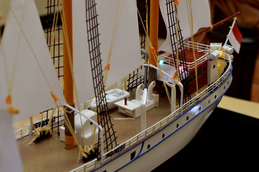 foto miniatur kapal layar kri dewaruci terbaru