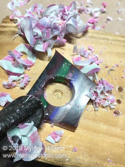 The resin slice with a ring hole cut into it.