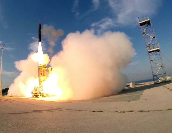 El lanzamiento de un misil israelí Arrow 3 en un lugar no revelado en el sur de Tel Aviv. Foto: AFP / Ministerio de Defensa de Israel