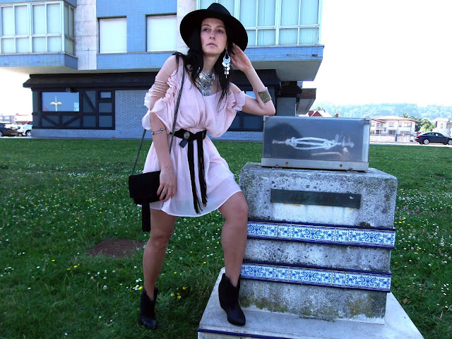 fashion, moda, look, outfit, blog, blogger, walking, penny, lane, streetstyle, style, estilo, trendy, rock, boho, chic, cool, casual, ropa, cloth, garment, inspiration, fashionblogger, art, photo, photograph, Avilés, oviedo, gijón, asturias, hat, summer, verano, etnico, ethnic, vestido, dress, western, chifon, francia, france, landas, boucau,