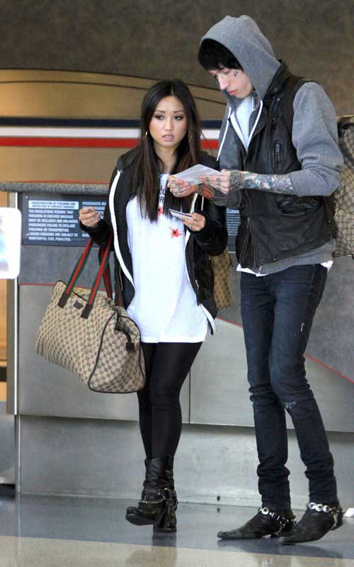 Trace Cyrus y su novia Brenda Song fueron vistos listos para un viaje 