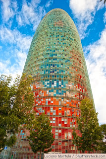  foto da torre Agbar com o colorido em destaque 