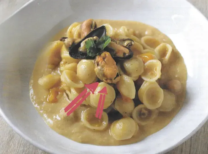 Orecchiette con cozze su crema di cannellini