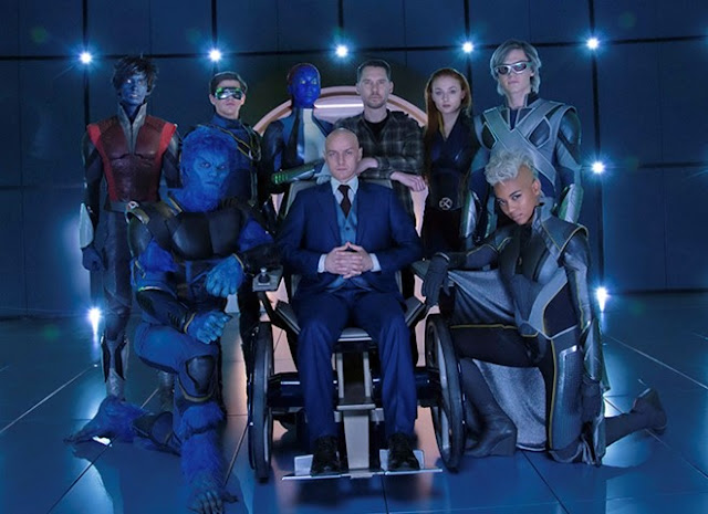 Đạo diễn Bryan Singer (giữa, hàng trên) bên cạnh các ngôi sao của X-Men: Apocalypse. Ảnh: Fox