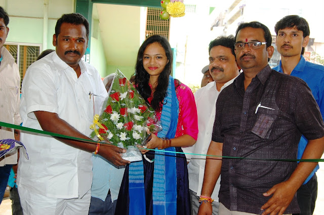 Miss Kakinada Pooja Jain Launches Pochampally IKAT Art Mela -2016 