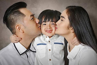 Foto Faby Marcelia dengan Anak dan Suaminya