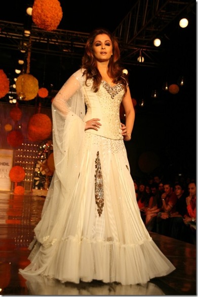 Aishwarya Rai walks Ramp at HDIL Manish Malhotra Show4