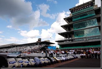 2009 Indianapolis NSCS 48 team kisses the bricks