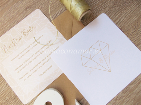 Invitación con diseño de diamante estilo geométrico