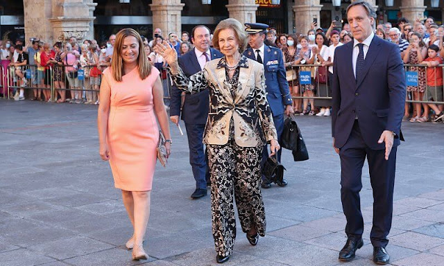 Queen Sofia wore a print satin blazer and, printed trousers. The Plaza Mayor in Salamanca. Mayor Carlos García Carbayo