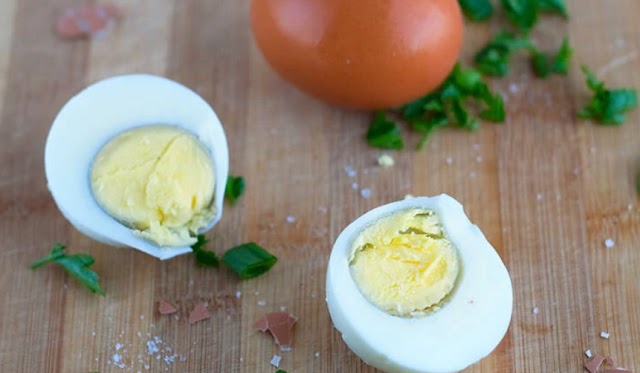 Τι πρέπει να μην κάνετε ποτέ πριν βάλετε τα αυγά στο ψυγείο