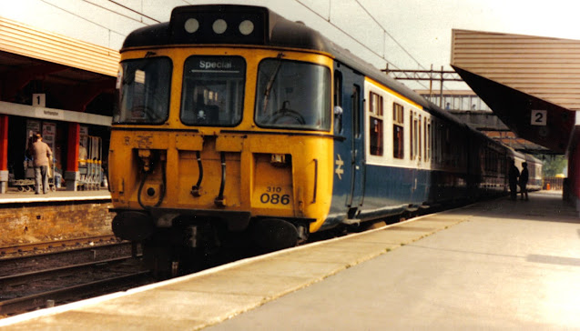 photo of class 310086 electric multiple unit at northampton 1988