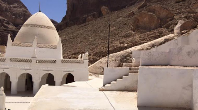 Kubah dari batu tempat Nabi Hud dimakamkan