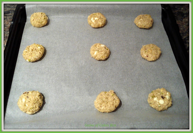 Cookies de avena, pistachos y chocolate blanco antes de entrar en el horno.