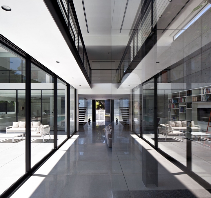 Modern hallway in Modern Bauhaus Mansion In Israel 