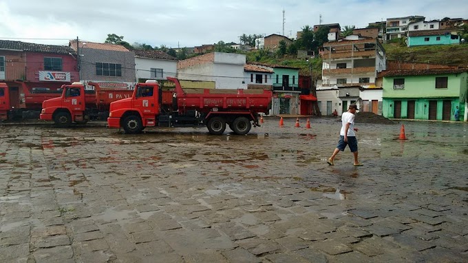 Itagi - Prefeitura inicia pavimentação asfáltica da praça da feira