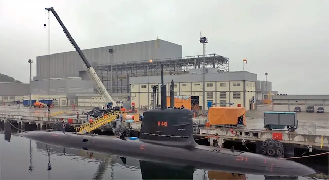 Submarino Riachuelo amarrado en el muelle del Complejo Naval de Itaguaí