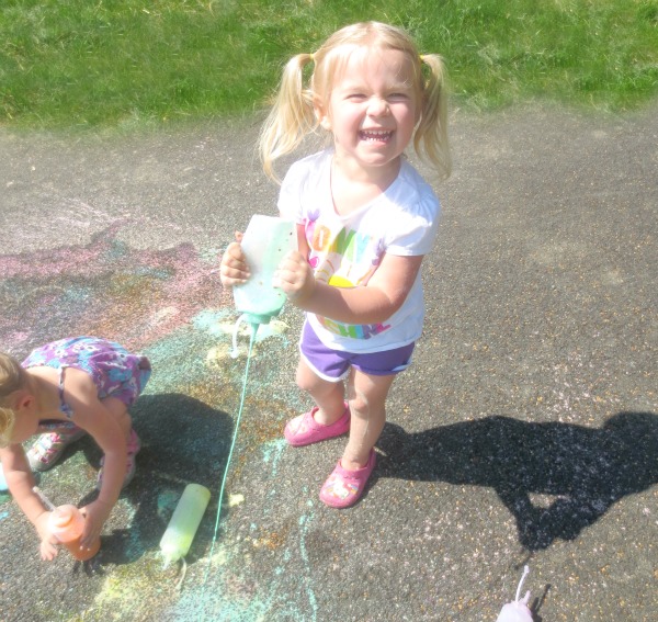 SIDEWALK SQUIRTY CHALK FOR KIDS.  Easy recipe!  #sidewalkchalk #sidewalkchalkideas #chalkrecipe #howtomakechalkpaint #playrecipesforkids