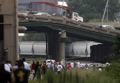 Foto Ambruknya Jembatan : http://scd-blogs.blogspot.com