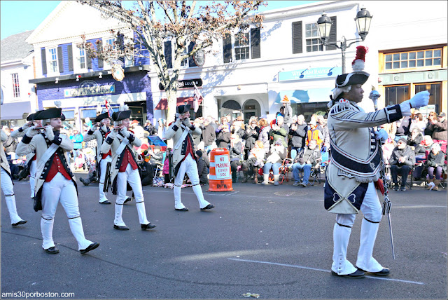 Middlesex County Volunteers en el Desfile de Acción de Gracias de Plymouth 