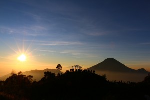 Menikmati Sunrise di Bukit Sikunir Dieng Menikmati Sunrise di Bukit Sikunir Dieng