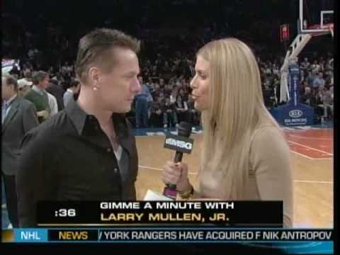 A rep rter Jill Martin entrevista em um minuto Larry Mullen baterista do