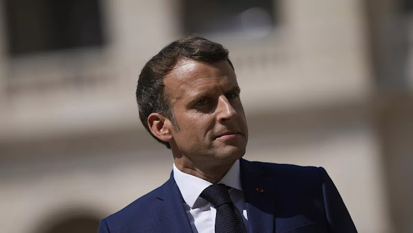 Emmanuel Macron loue la relation franco-russe en inaugurant une exposition d'art