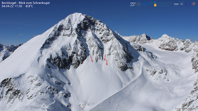 Lockerschneelawinen am Schrankogel in den Stubaier Alpen (Foto: 04.04.2022)