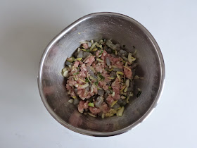 Mélangez tous les ingrédients de la farce porc-crevettes.