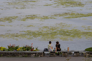 Im Gespräch ganz bei der Sache. Am Genfersee