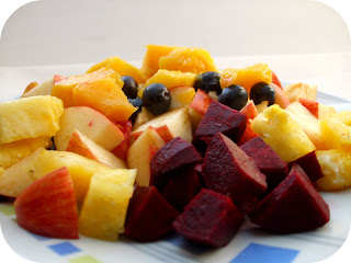 mango, ananas, mirtilli, mele, barbabietola rossa