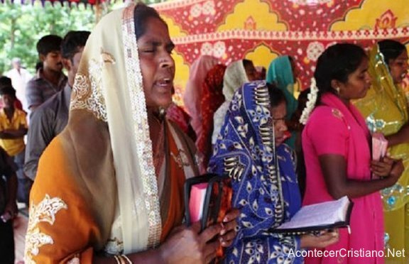 Cristianas orando antes de evangelizar en la India