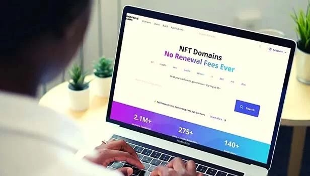 امرأة تتصفح نطاقات NFT على موقع ويب Unstoppable Domains