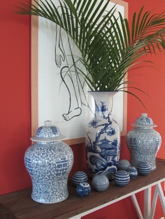 combinação parede coral e peças decorativas azuis