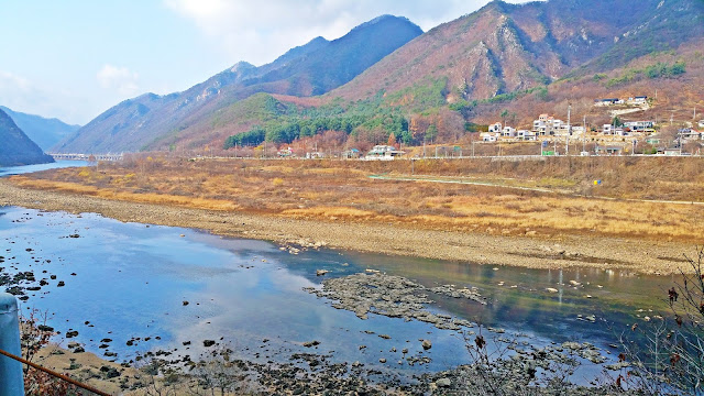 Nice scenery of stream flowing to Bukhangang River. | www.meheartseoul.blogspot.com 