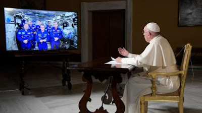 Paus kepada Astronot: Kamu Menatap Bumi dari Mata Allah